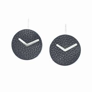 Brincos Time To, em prata e pele - preto