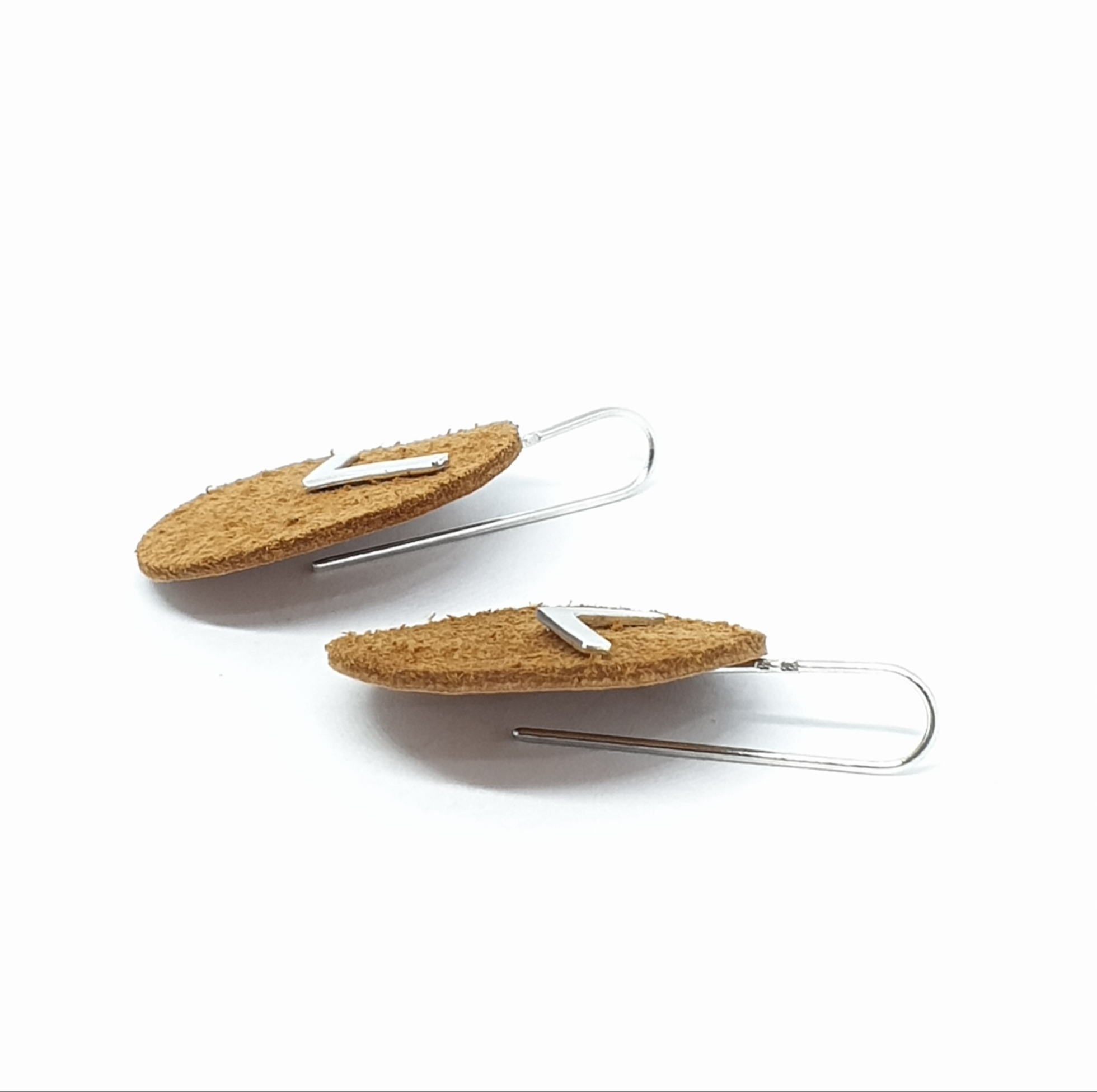 Brincos Time To em pele – caramelo