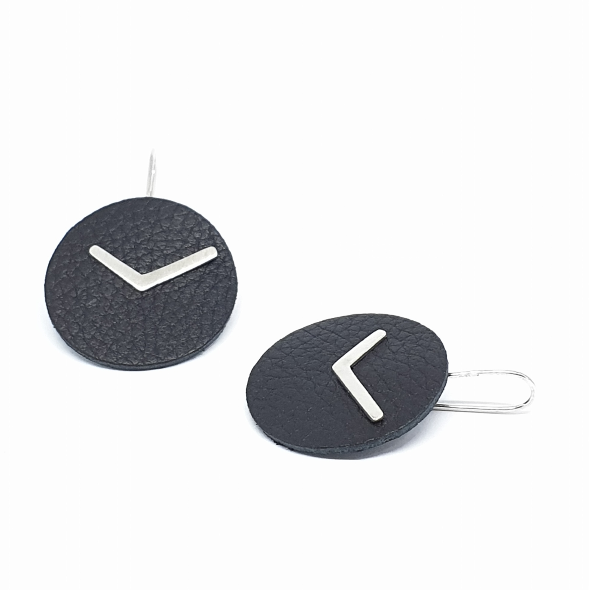 Brincos Time To, em prata e pele - preto